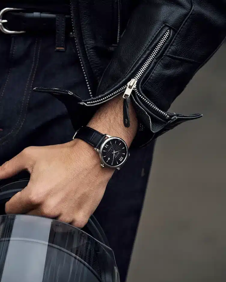 Bulova Hudson 96B441 na zapestju s črnim usnjenim paščkom, v kombinaciji z usnjeno jakno