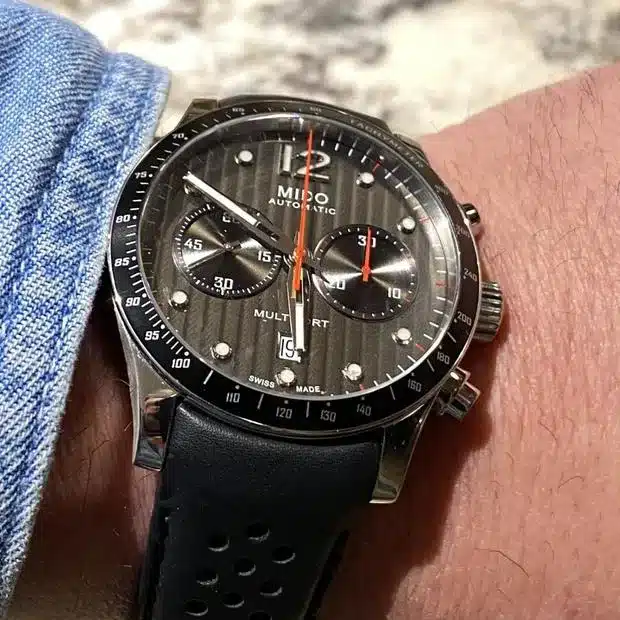 Mido Multifort Chronograph Aluminium Bezel na zapestju, črn tahimetrski obroč in jekleno ohišje